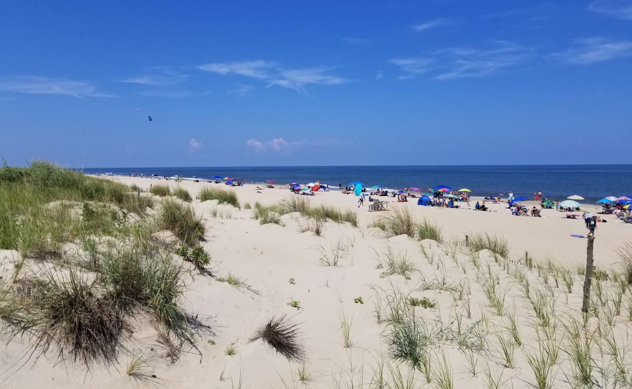 Фото Towers Beach с светлый песок поверхностью