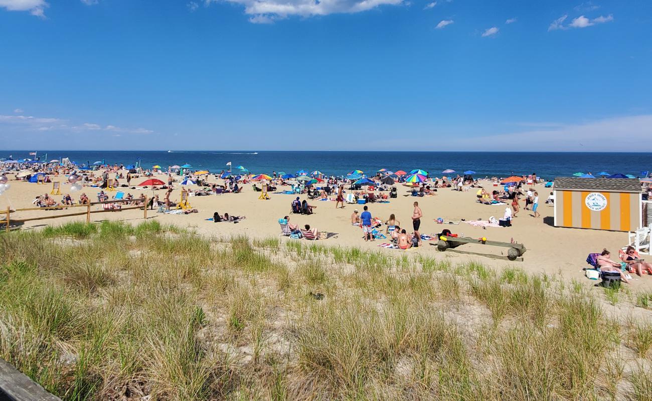 Фото Long Branch Beach с светлый песок поверхностью