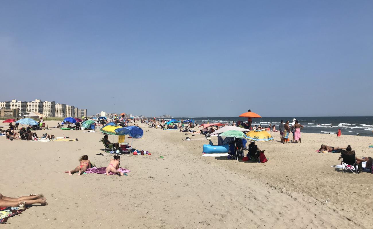 Фото Rockaway Beach с светлый песок поверхностью