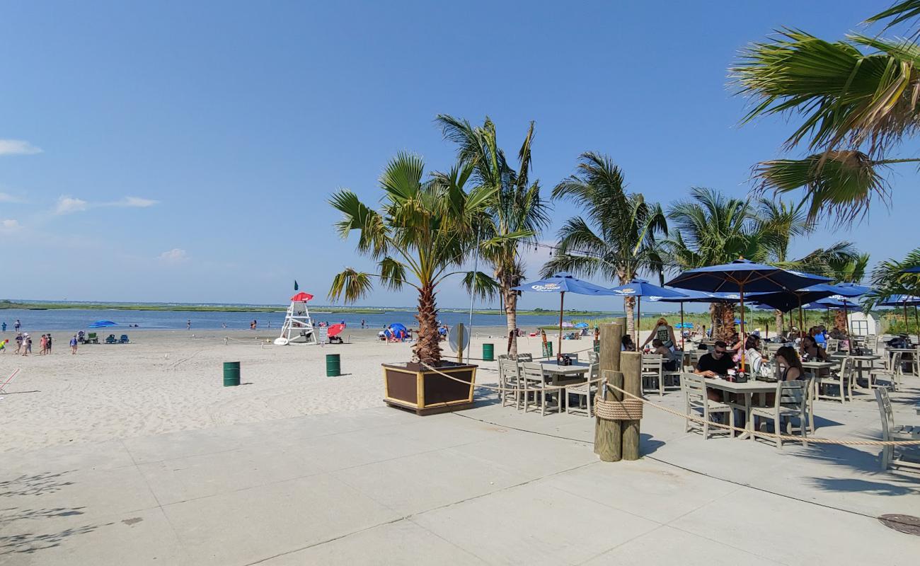 Фото Tobay Creek Beach с светлый песок поверхностью