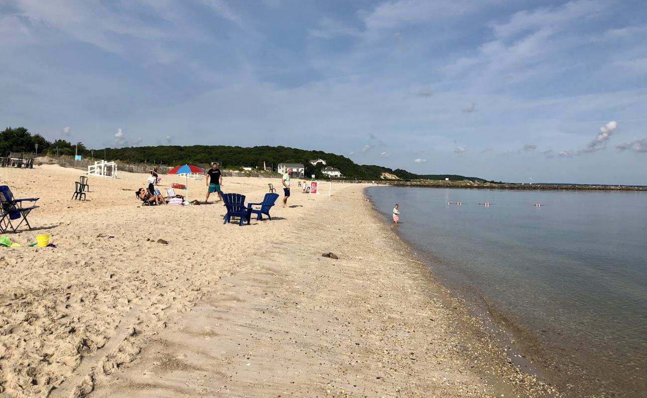 Фото Meschutt Beach с светлый песок поверхностью