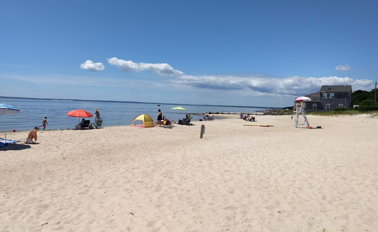 Фото New Suffolk Beach с светлый песок поверхностью