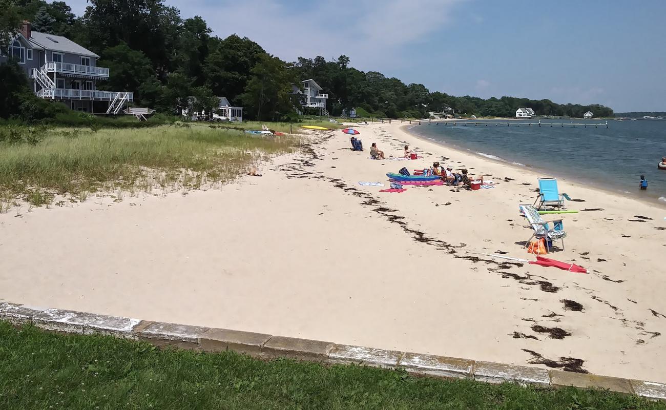 Фото Southold Founders Beach с светлый песок поверхностью