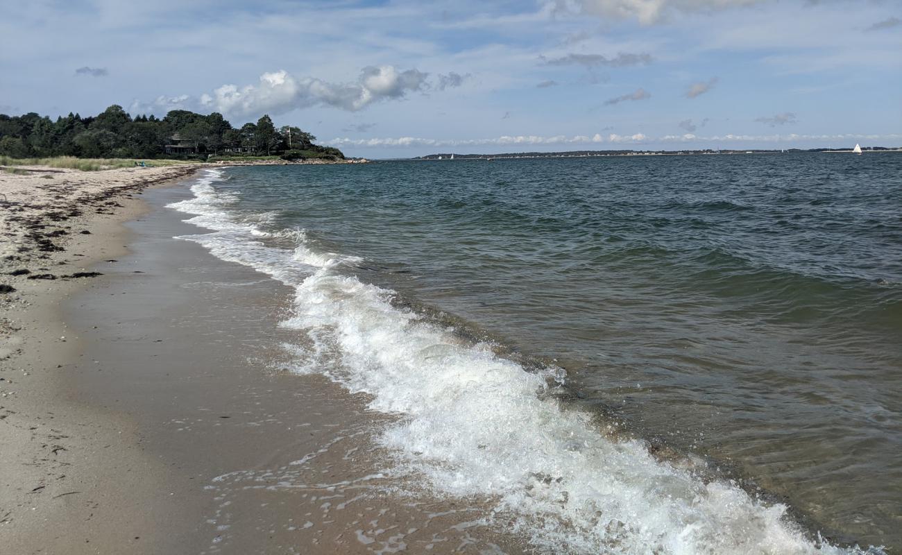 Фото Menhaden Lane Beach с светлый песок поверхностью