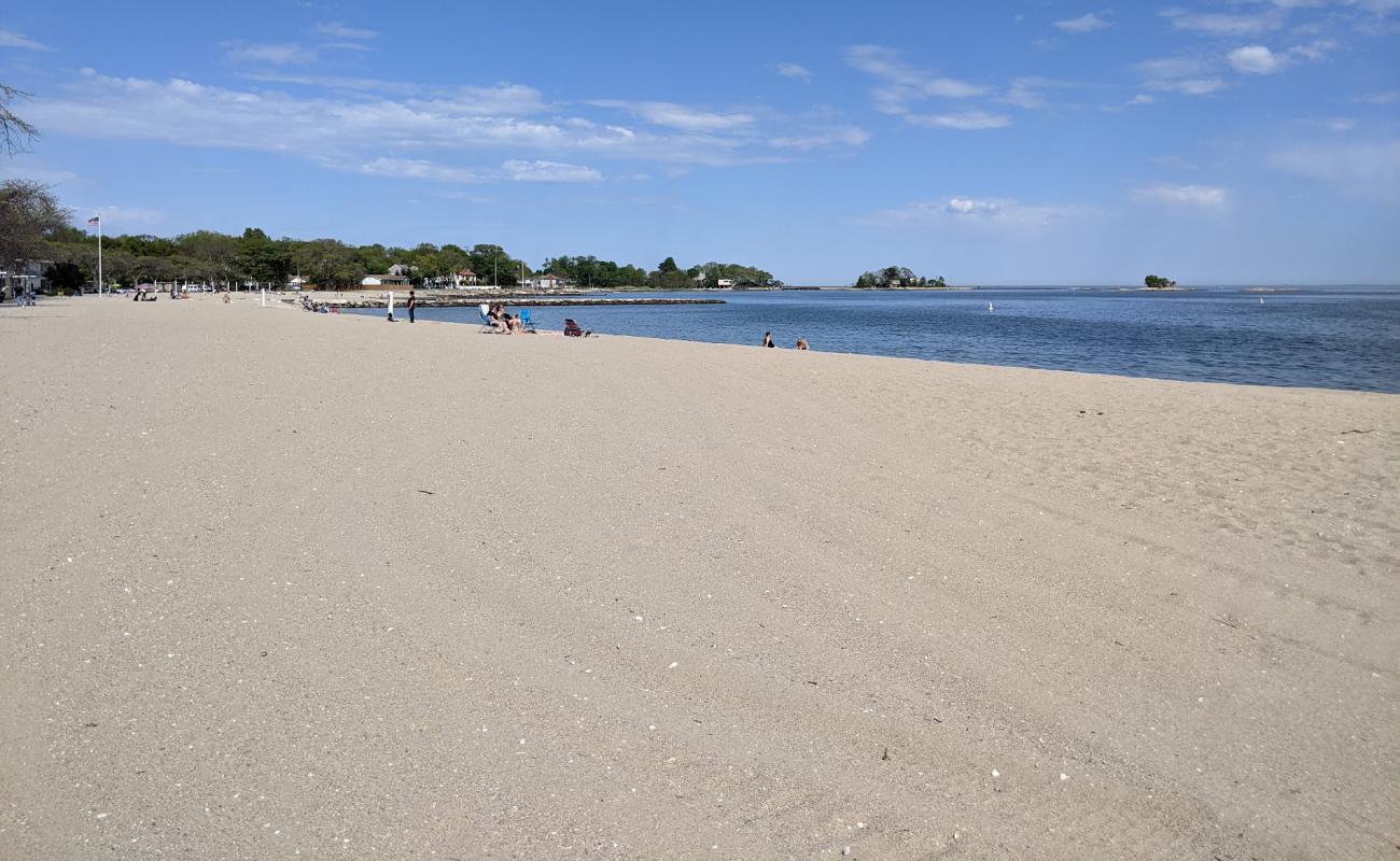 Фото West Beach с светлый песок поверхностью