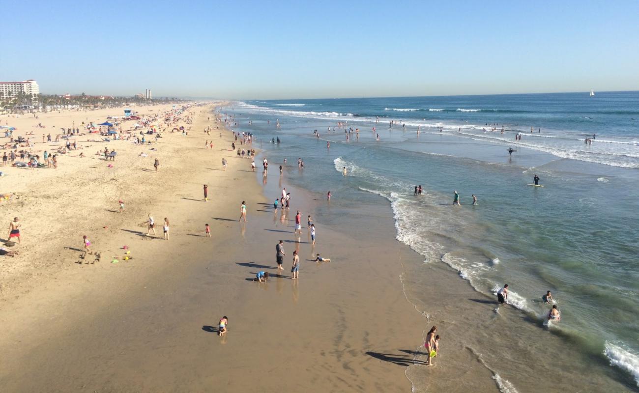 Фото Huntington Beach с светлый песок поверхностью