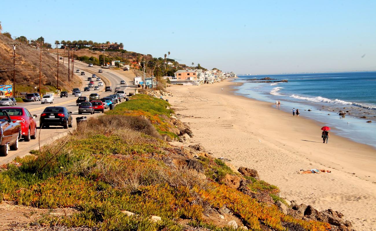 Фото Latigo Beach с светлый песок поверхностью