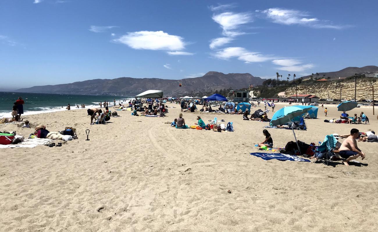 Фото Zuma Beach с золотистый песок поверхностью