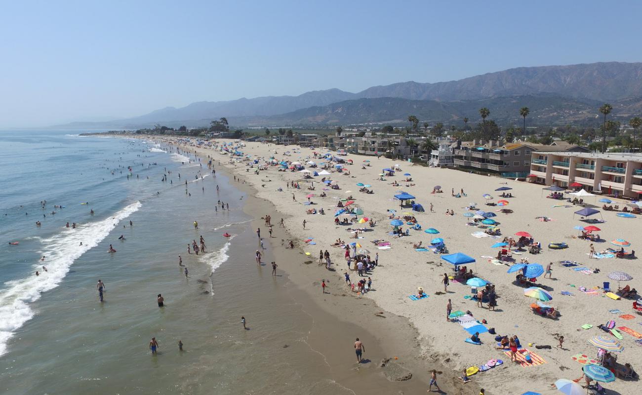 Фото Carpinteria Beach с светлый песок поверхностью