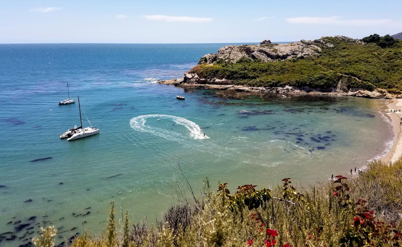 Фото Pirates Cove Beach с песок с камнями поверхностью