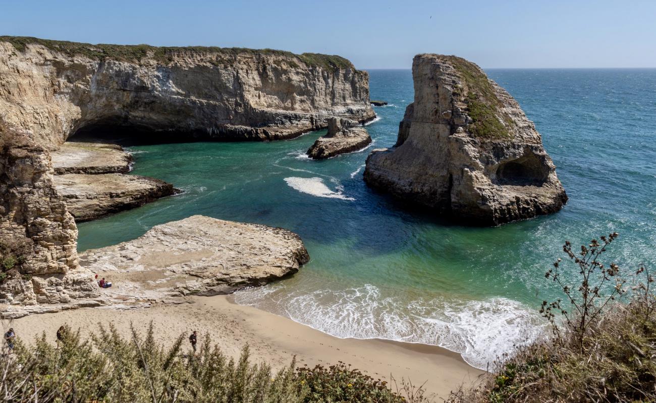 Фото Shark Fin Cove с золотистый песок поверхностью