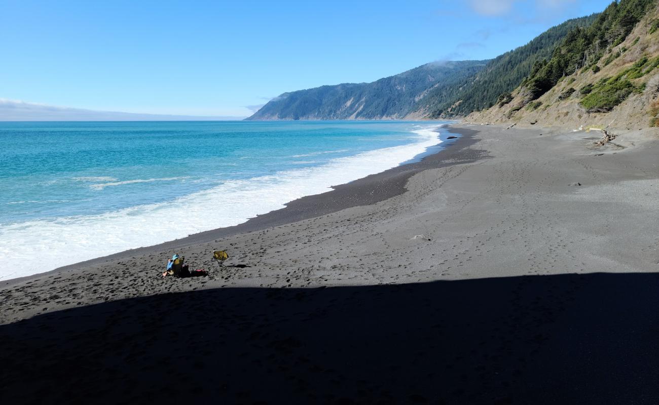 Фото Black Sands Beach с серая чистая галька поверхностью