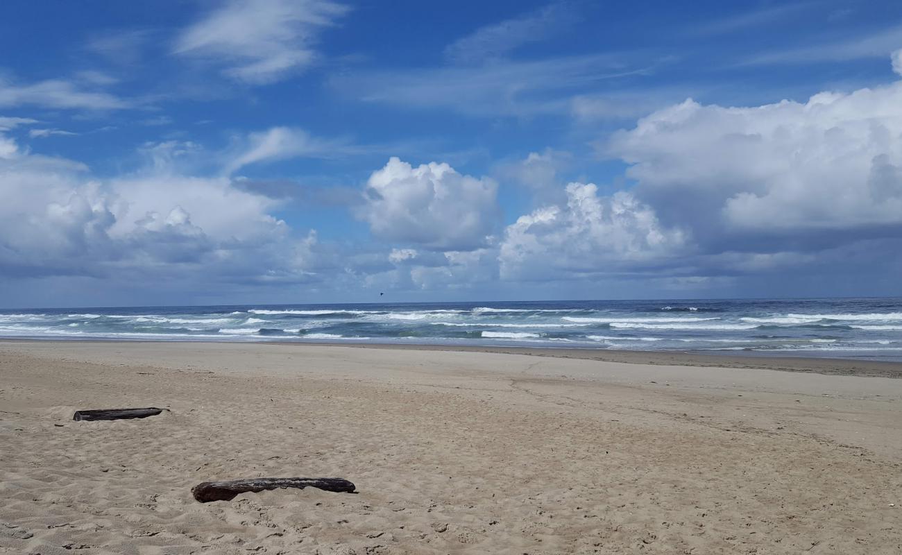 Фото Umpqua Beach с светлый песок поверхностью