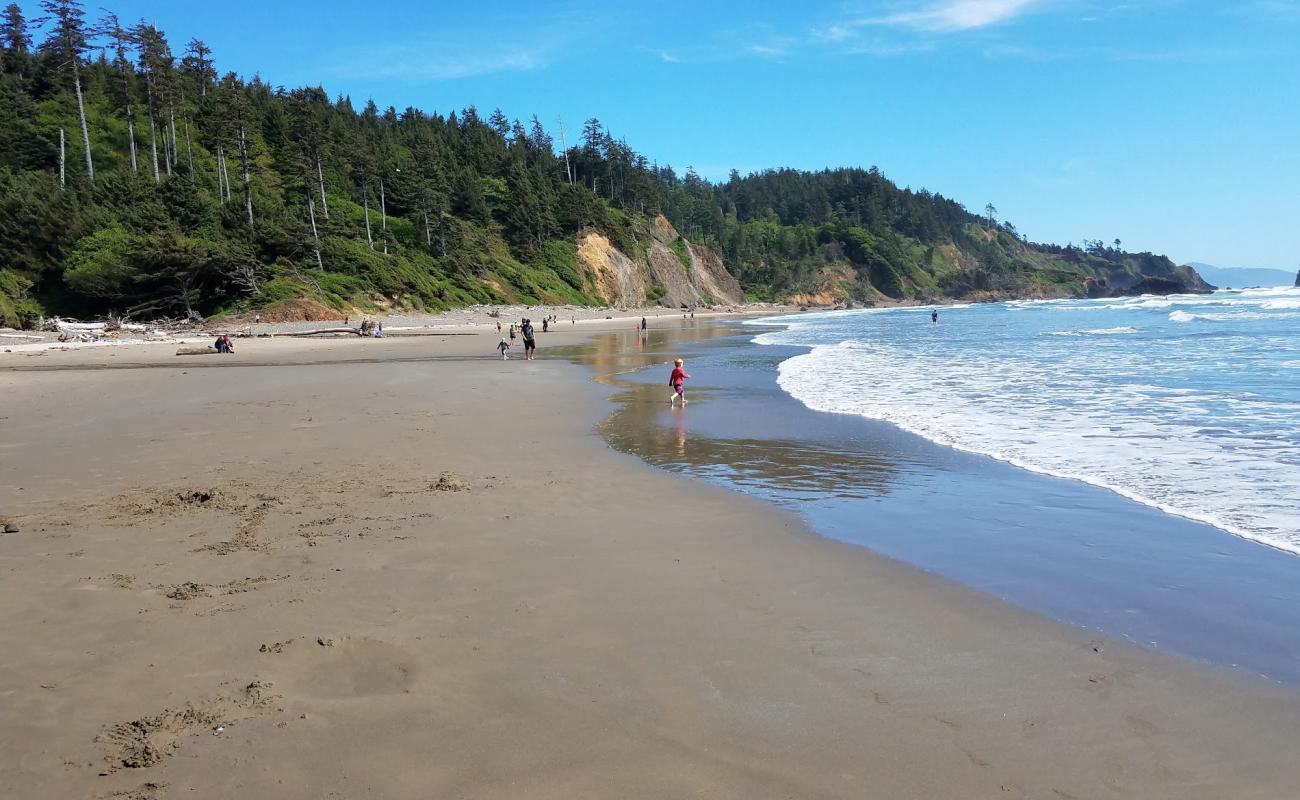 Фото Crescent Beach с светлый песок поверхностью