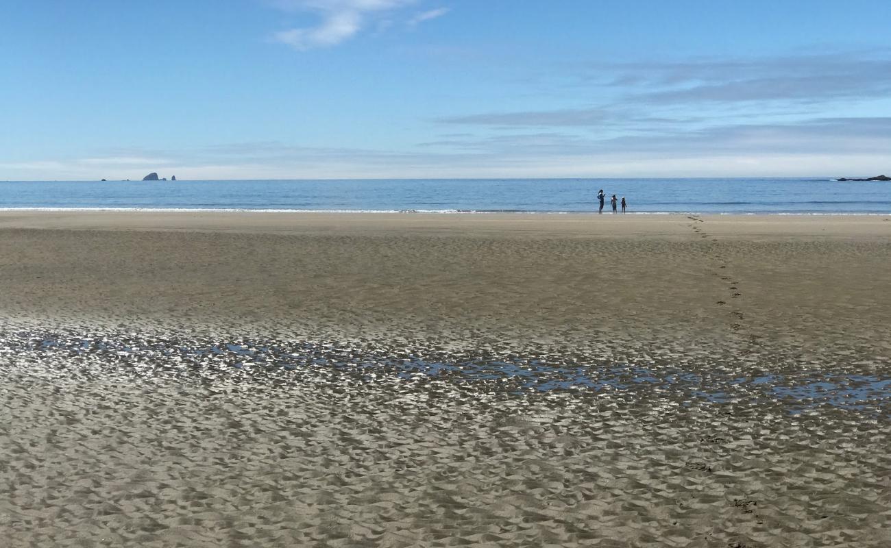 Фото Sand Point Beach с светлый песок поверхностью