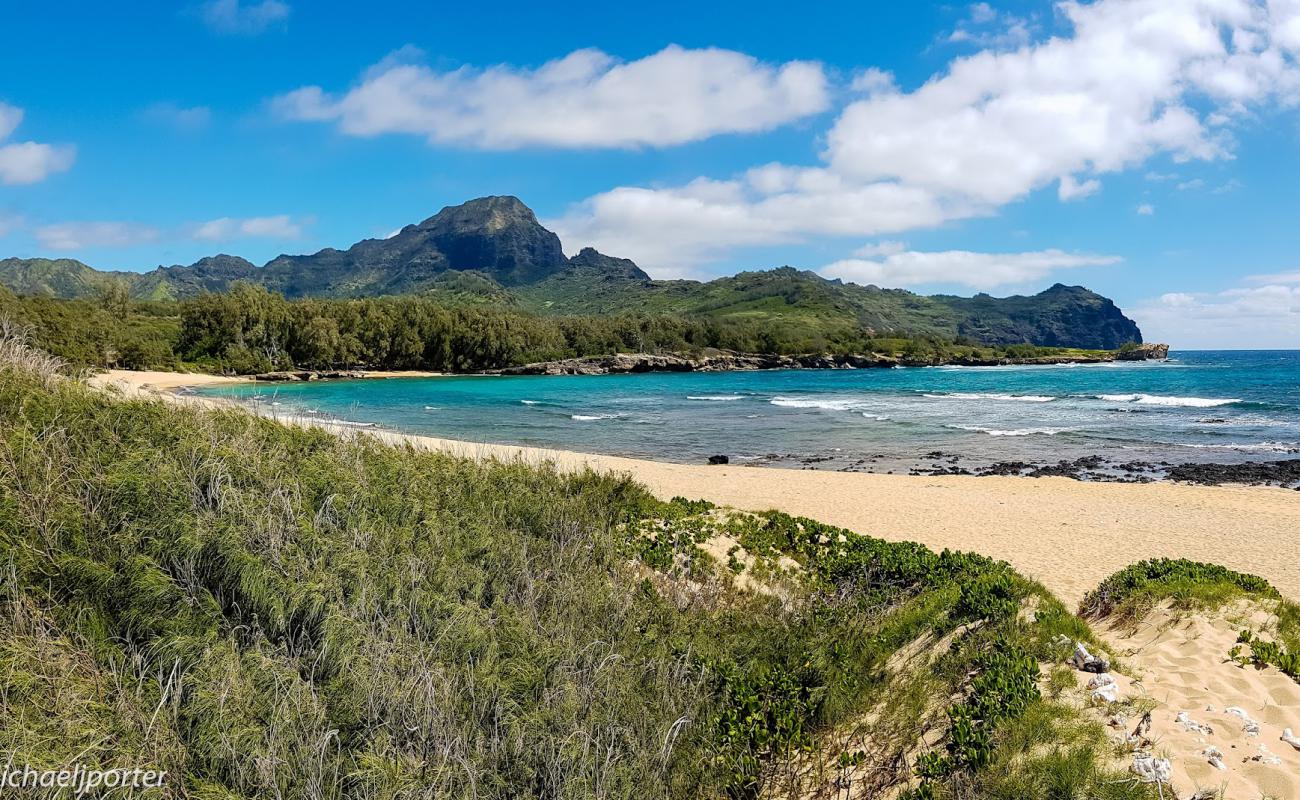 Фото Mahaulepu Beach с серый песок поверхностью