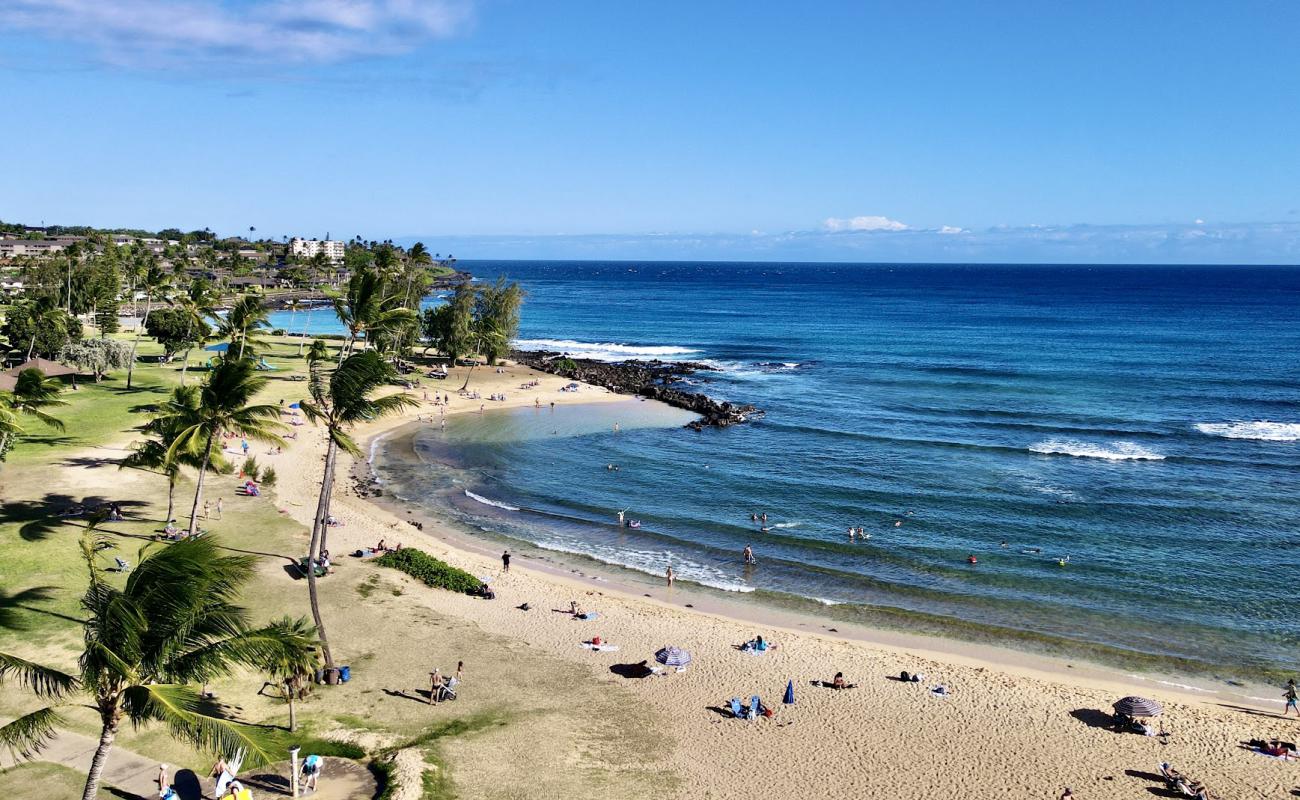 Фото Poipu Beach с светлый песок поверхностью