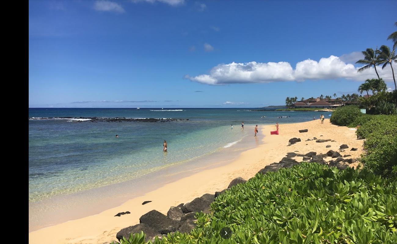 Фото Kiahuna Beach с светлый песок поверхностью