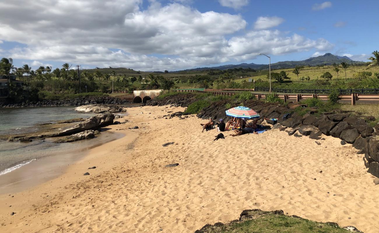 Фото Kukui'ula Beach с светлый песок поверхностью