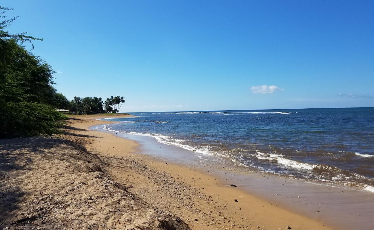 Фото Pakala Beach с светлый песок поверхностью