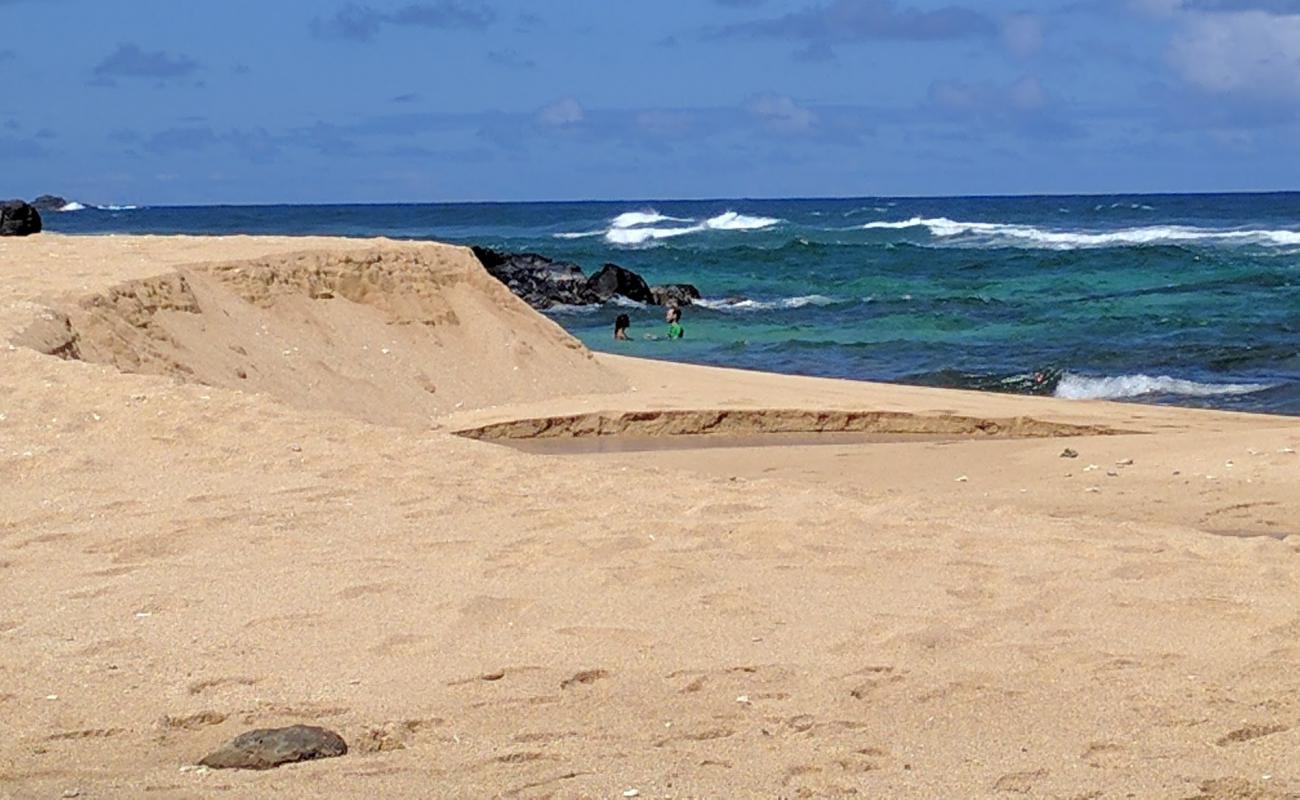 Фото Kaluakai Beach с песок с камнями поверхностью