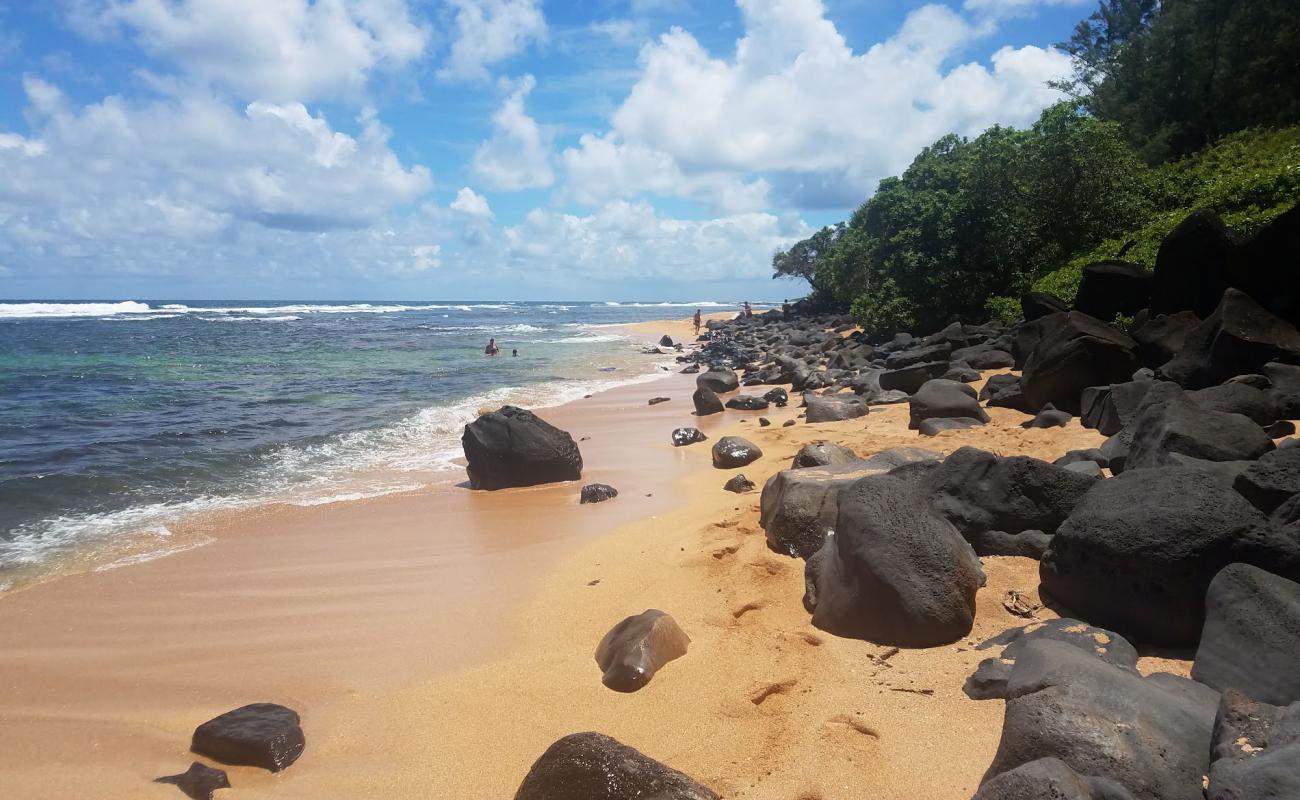 Фото Anahola Beach с песок с камнями поверхностью