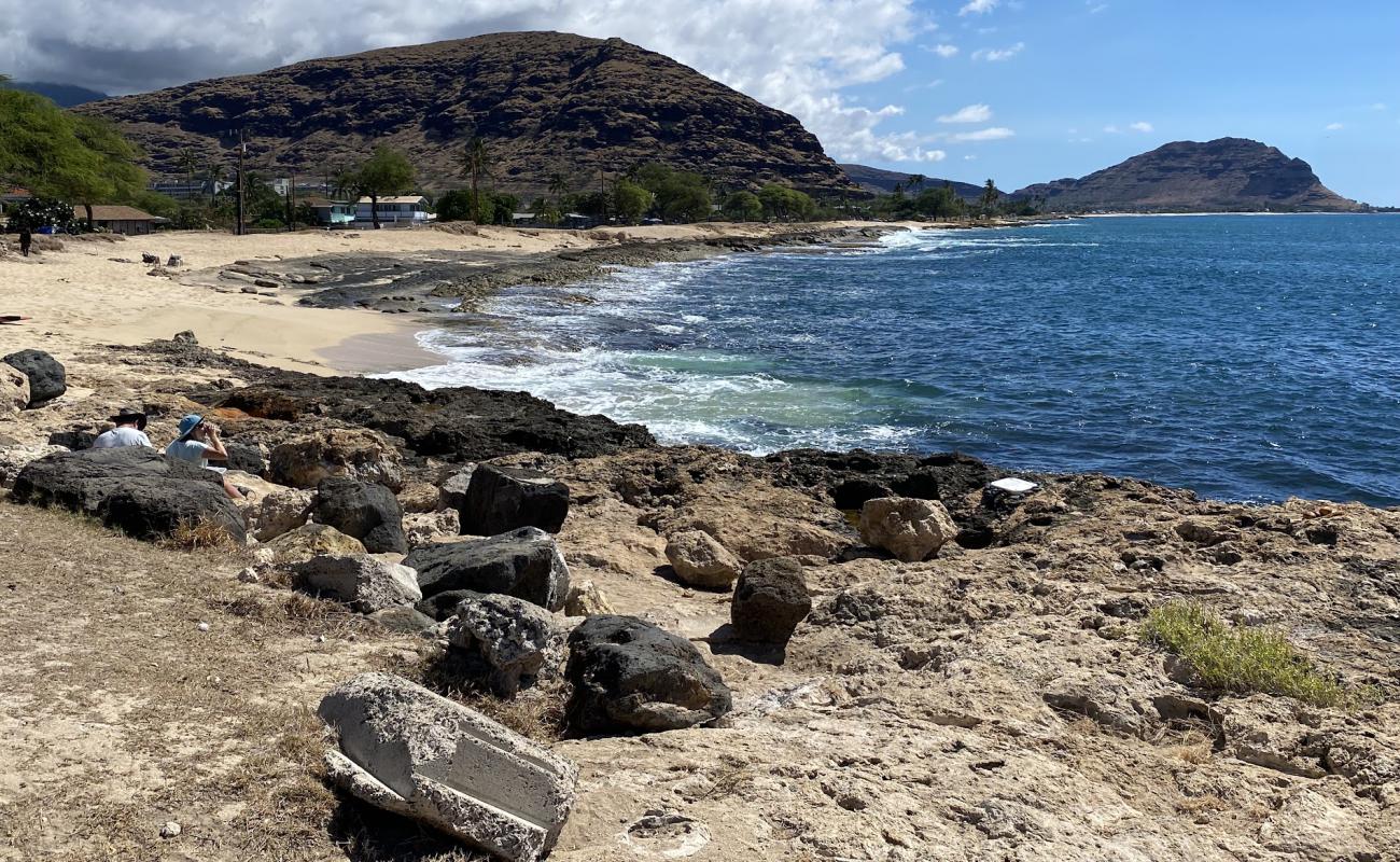 Фото Pokai Bay Beach с песок с камнями поверхностью