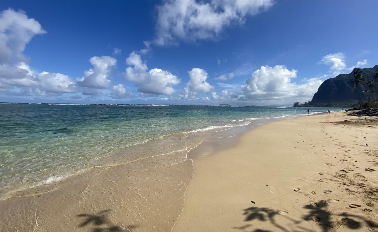 Фото Kaaawa Beach с светлый песок поверхностью