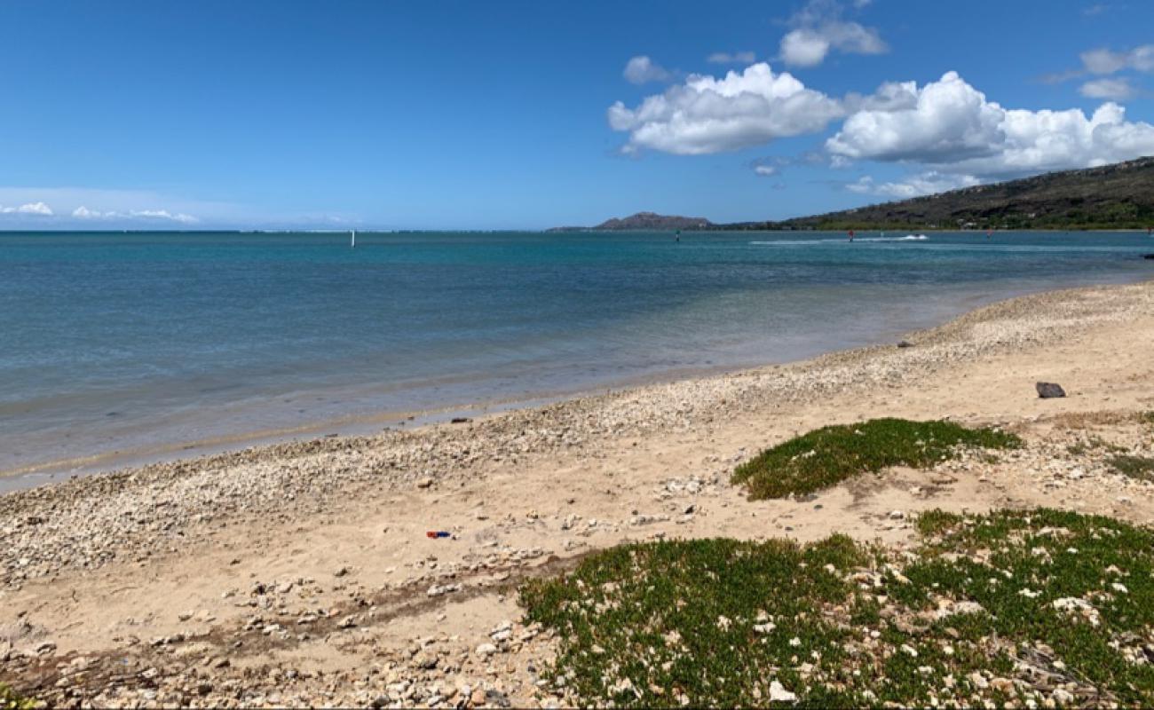 Фото Maunalua Bay Beach с песок с камнями поверхностью