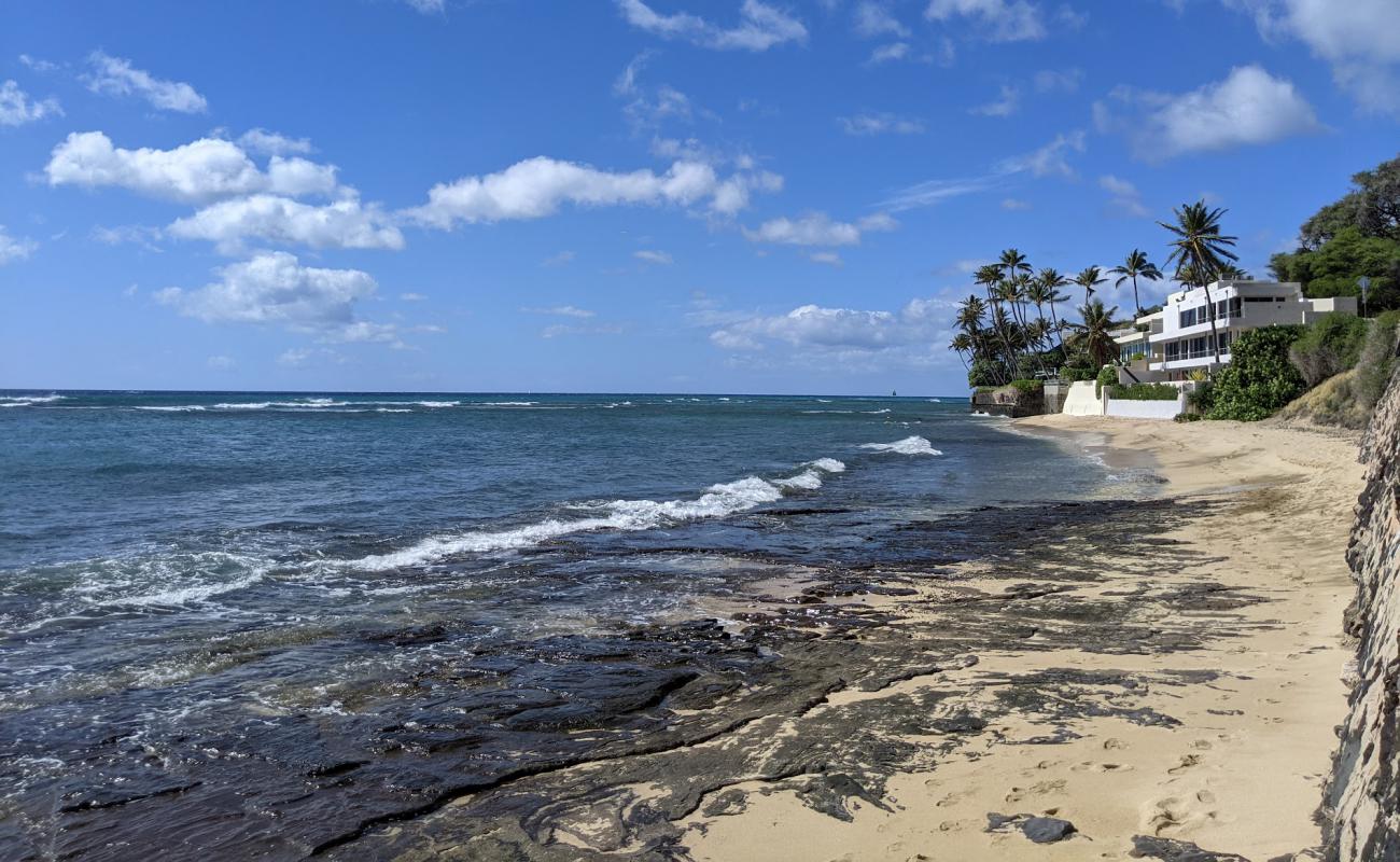 Фото Diamond Head Beach с песок с камнями поверхностью