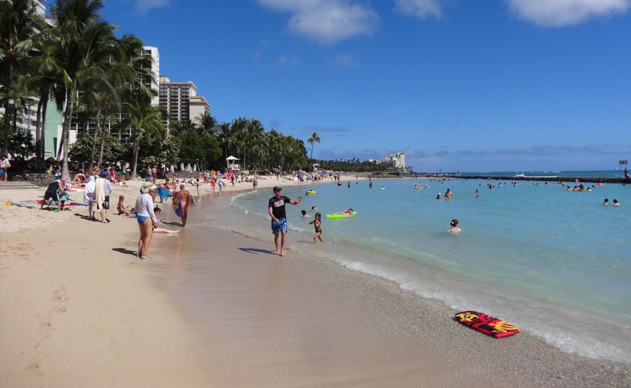 Фото Kuhio Beach с золотистый песок поверхностью