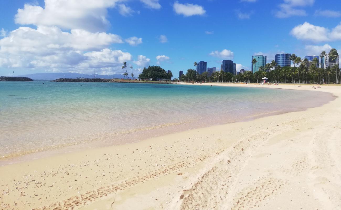 Фото Ala Moana Beach с золотистый песок поверхностью