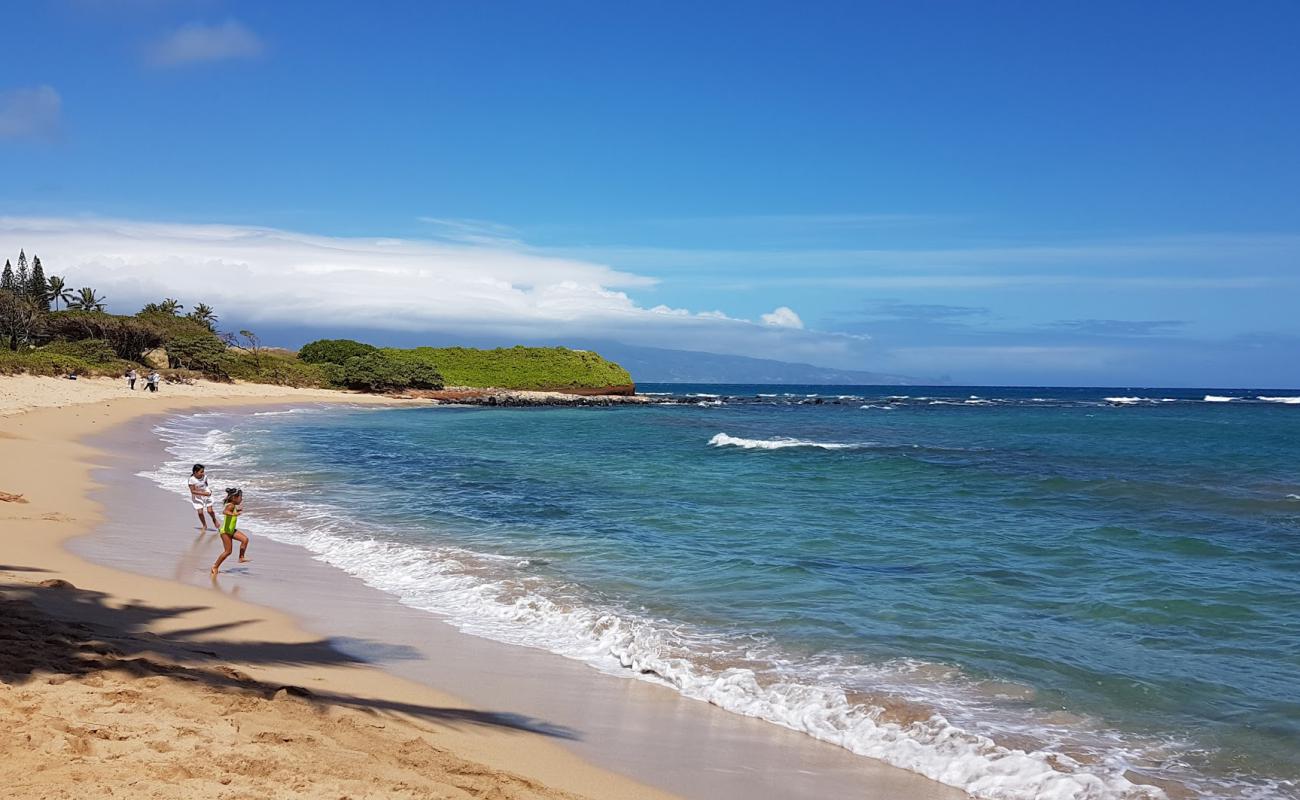 Фото Kaulahao Beach с светлый песок поверхностью