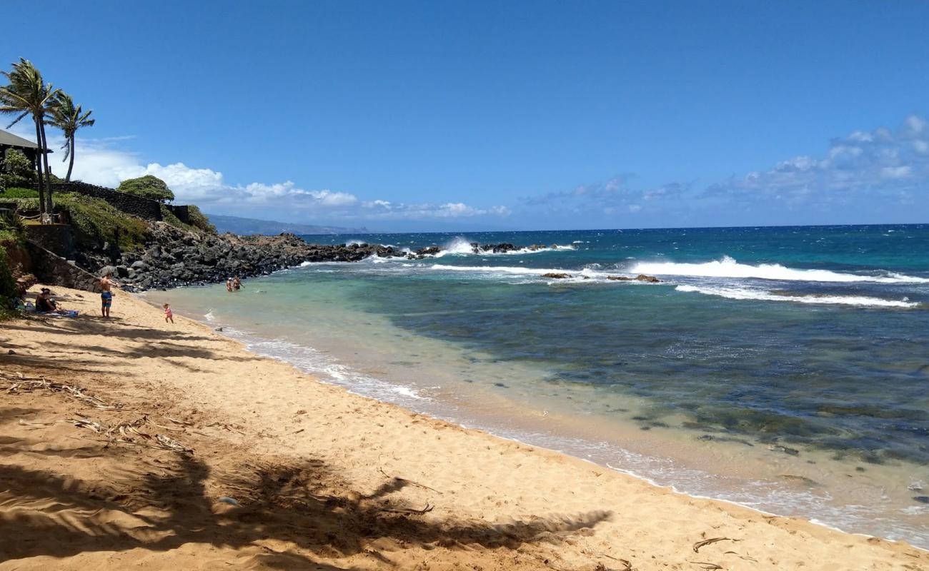 Фото Kuau Cove Beach с песок с камнями поверхностью