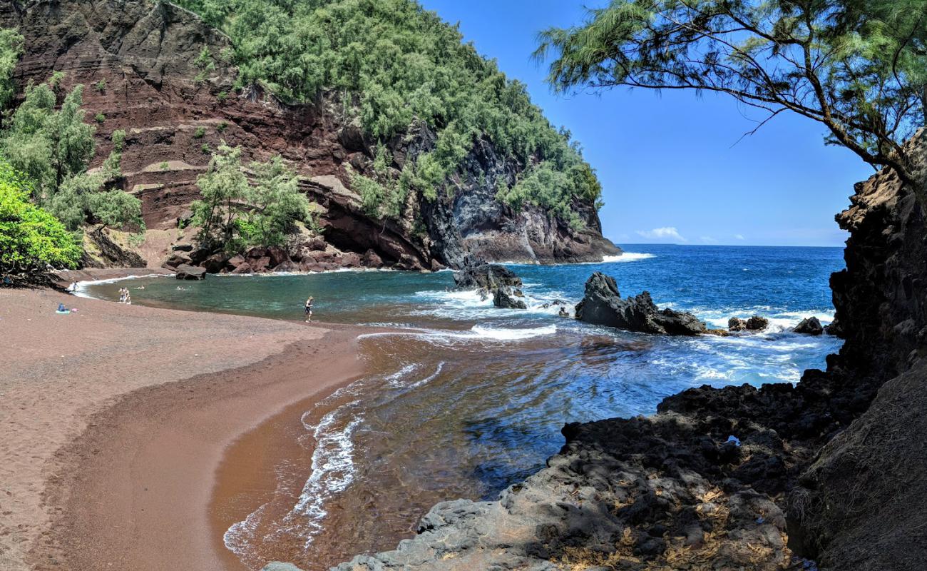 Фото Kaihalulu Beach с темная чистая галька поверхностью