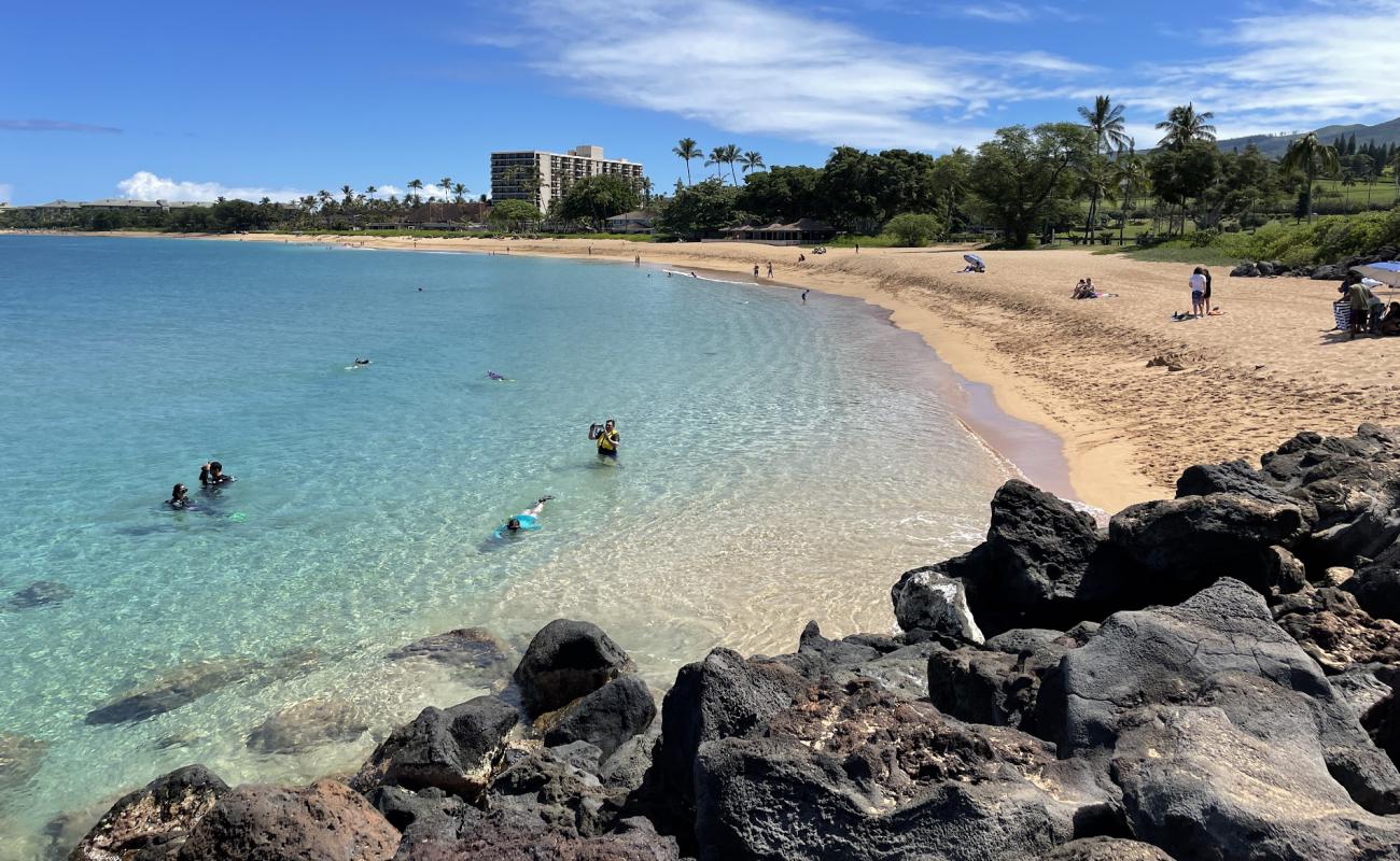 Фото Kahekili Beach с золотистый песок поверхностью