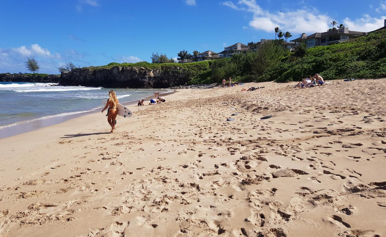 Фото Oneloa Beach с светлый песок поверхностью