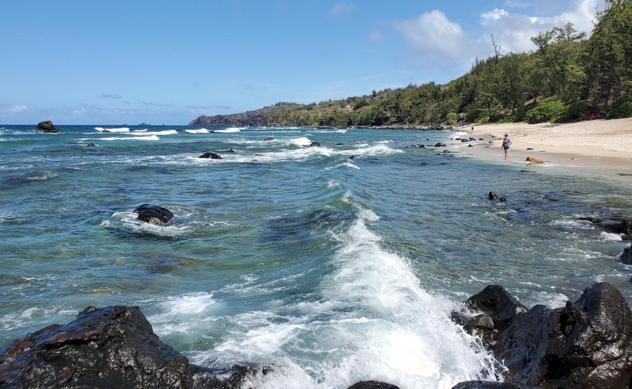 Фото Punalau Beach с песок с камнями поверхностью