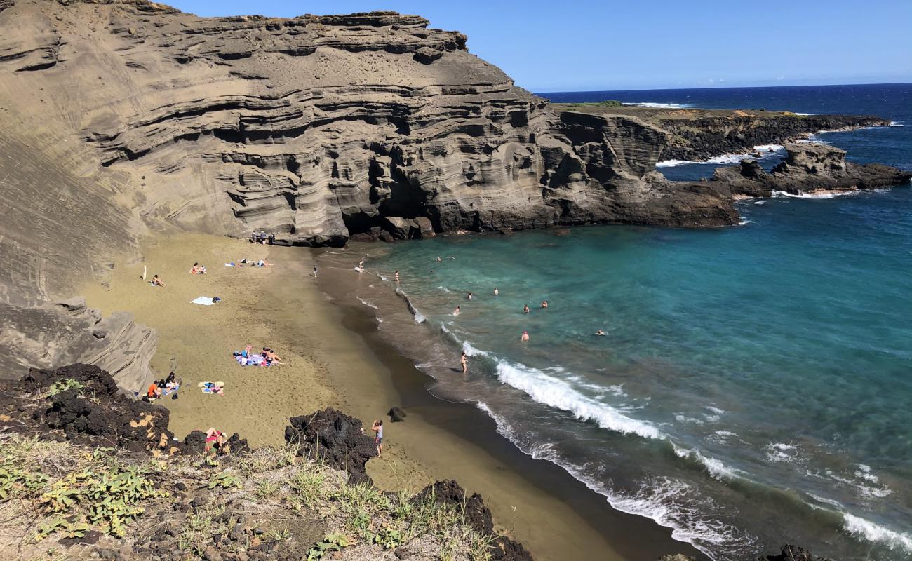 Фото Green sand beach с светлый песок поверхностью