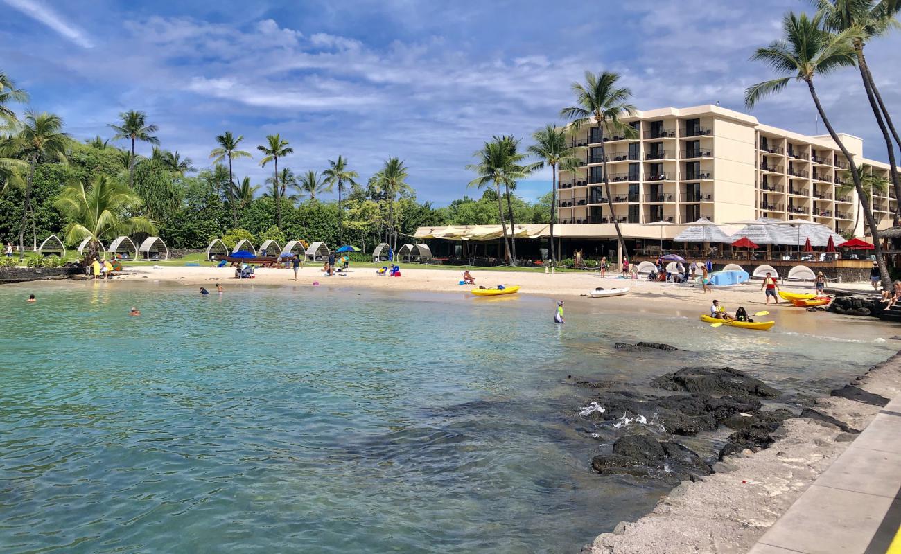 Фото Kamakahonu Beach с золотистый песок поверхностью