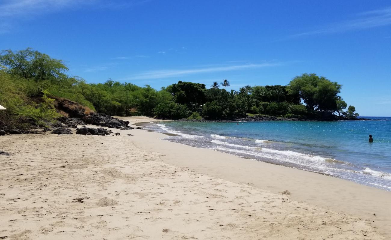 Фото Mau'umae Beach с светлый песок поверхностью