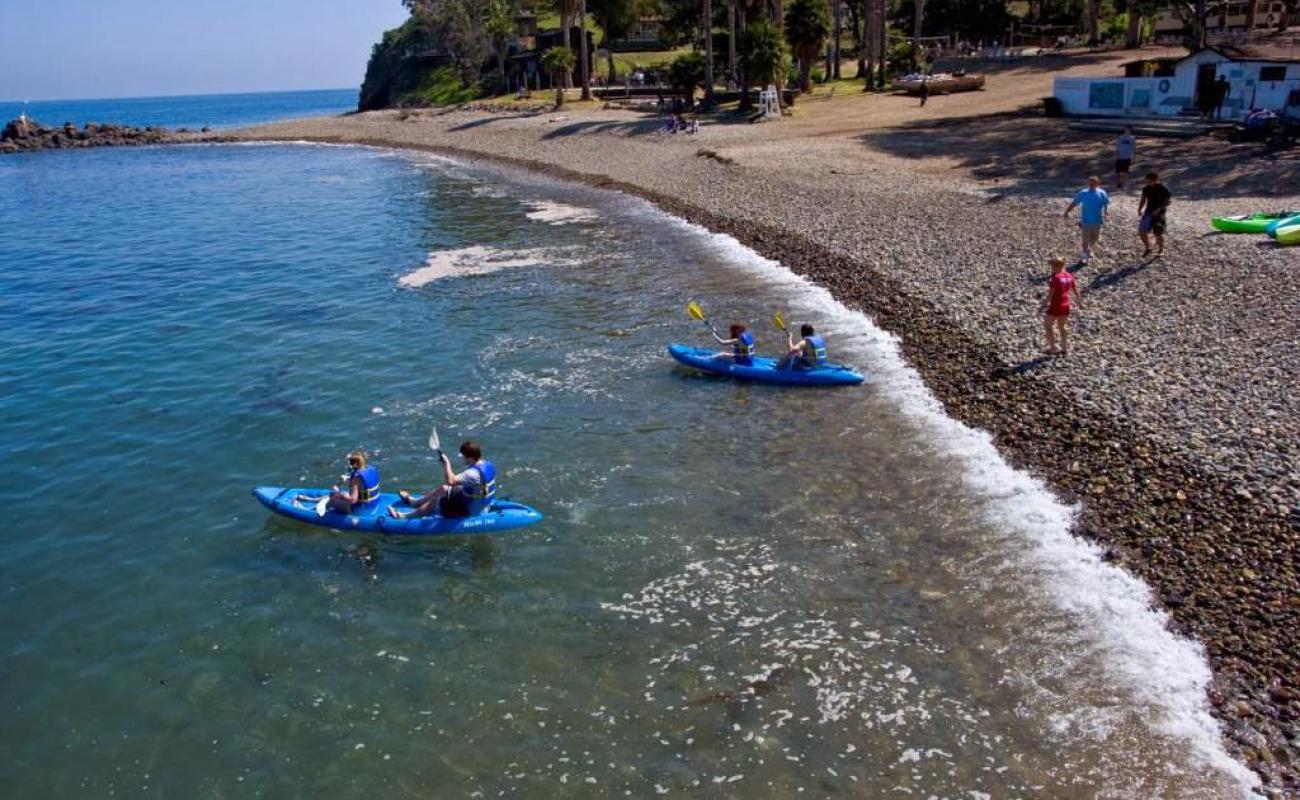 Фото Bannings Beach с серая чистая галька поверхностью