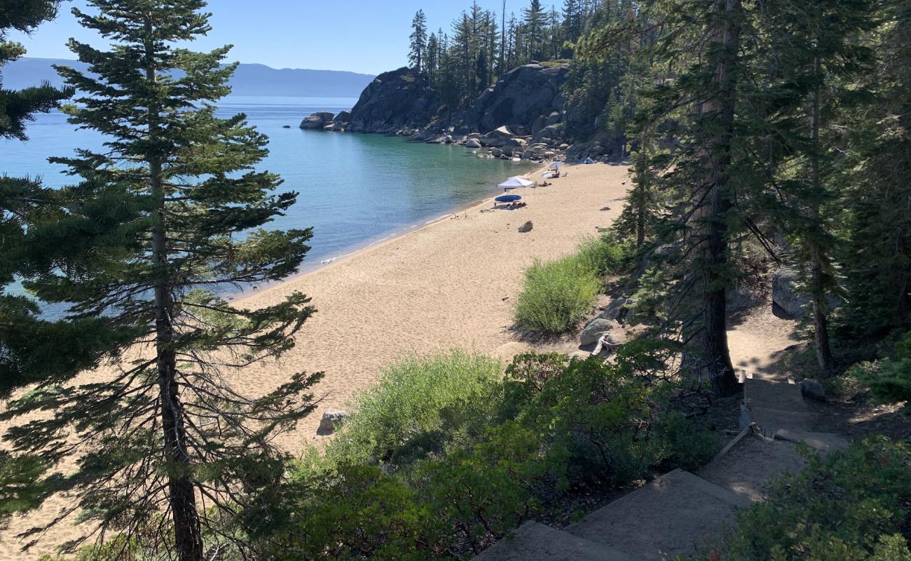 Фото Calawee Cove Beach с светлый песок поверхностью