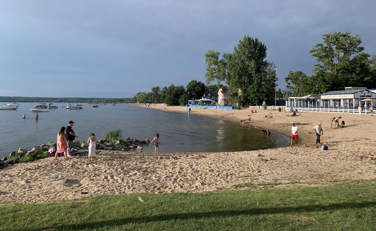 Фото Sylvan Beach с светлый песок поверхностью