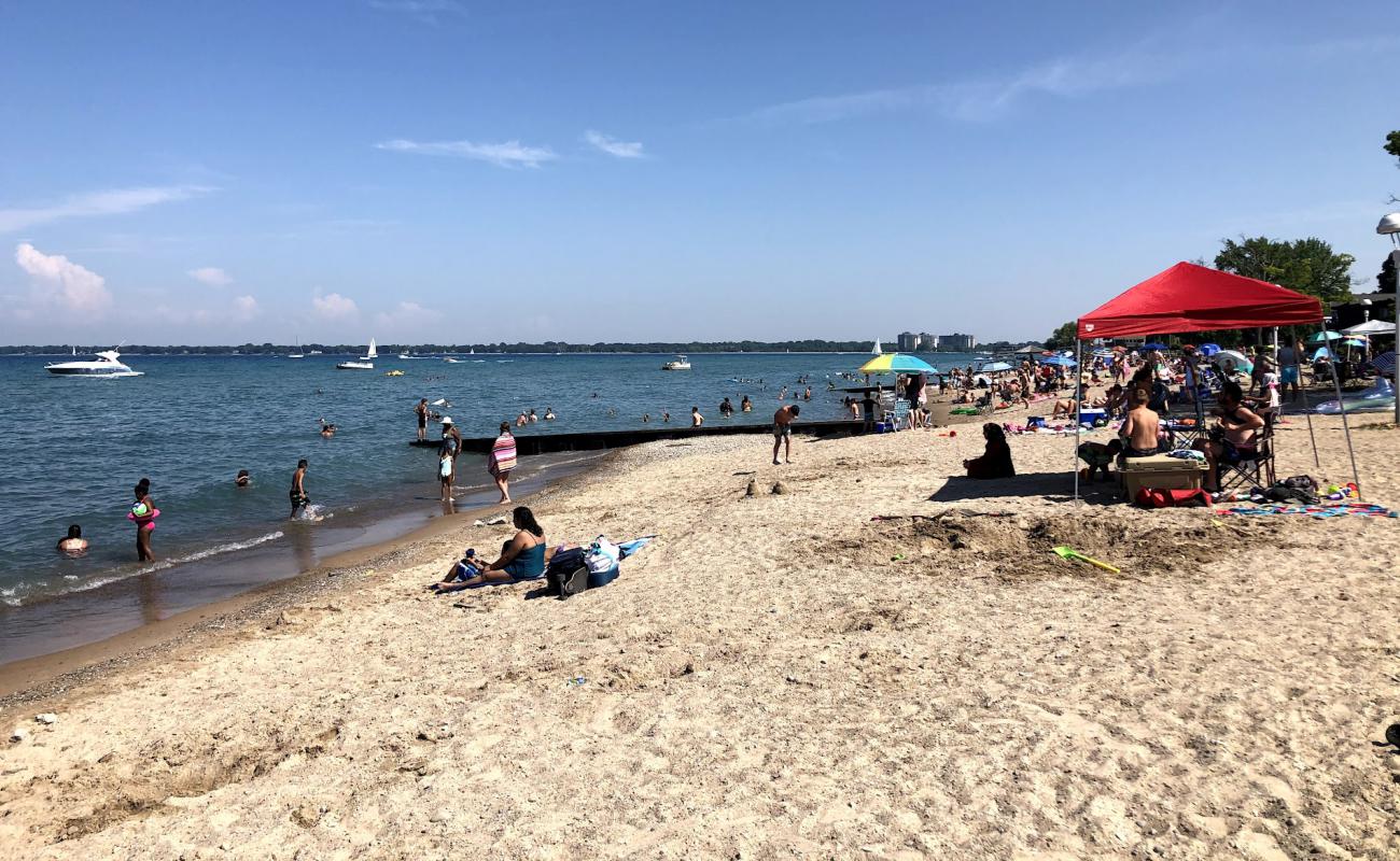 Фото Lakeside Beach с светлый песок поверхностью