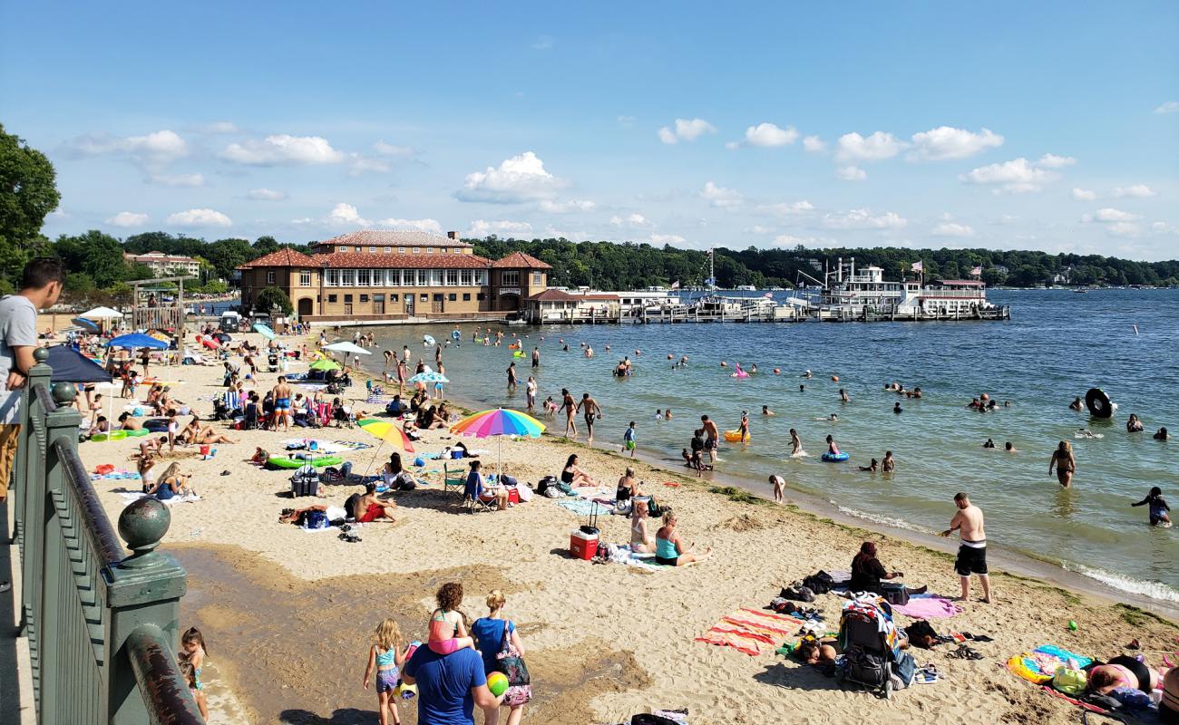 Фото Lake Geneva Beach с светлый песок поверхностью