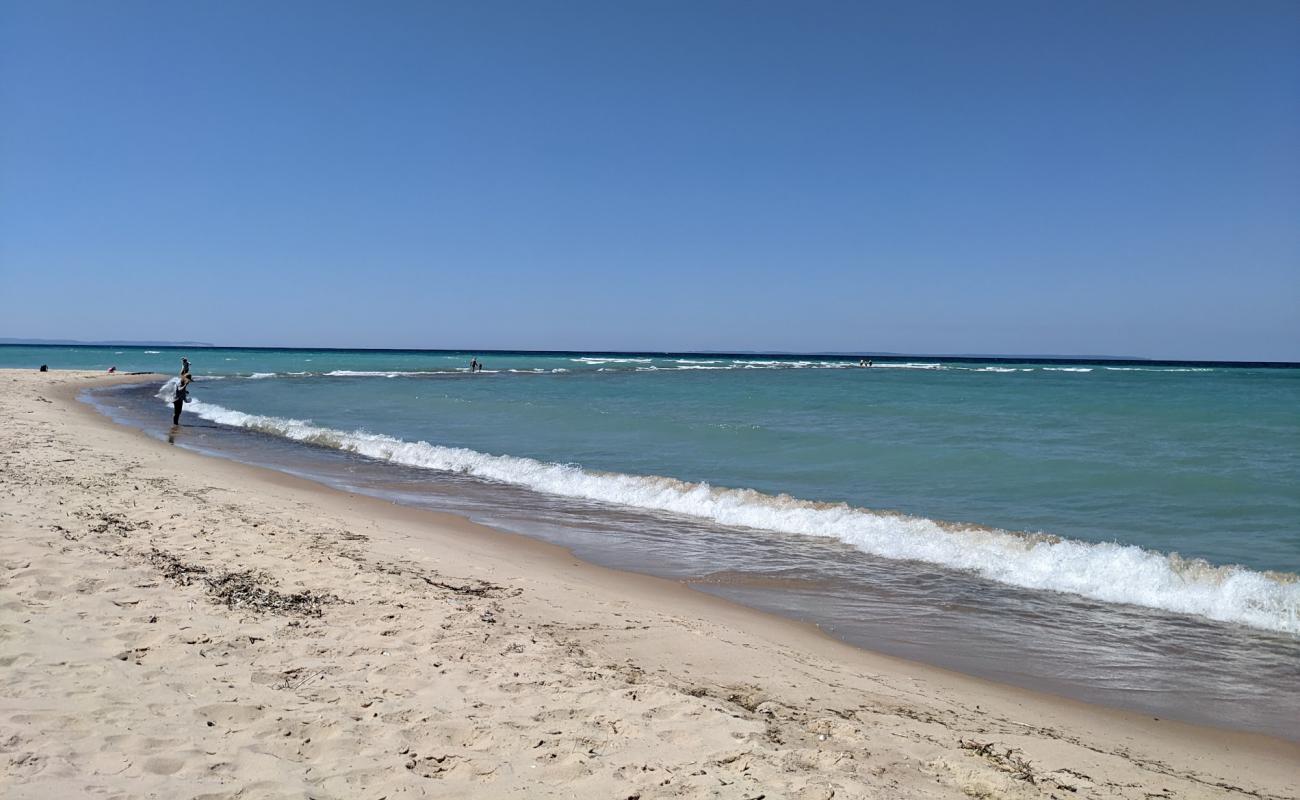 Фото Onomonee Road Beach с светлый песок поверхностью