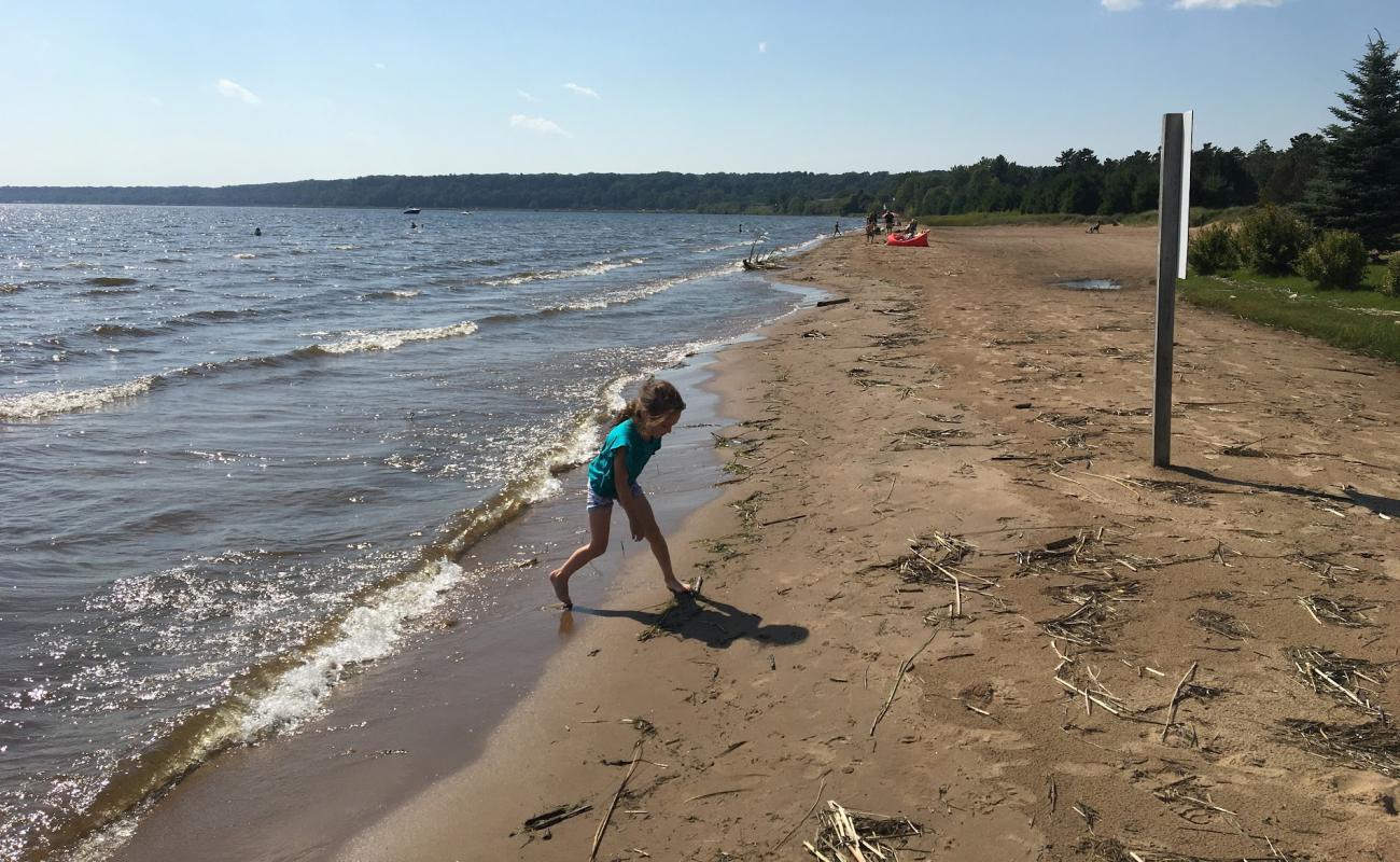 Фото Gladstone Beach с светлый песок поверхностью