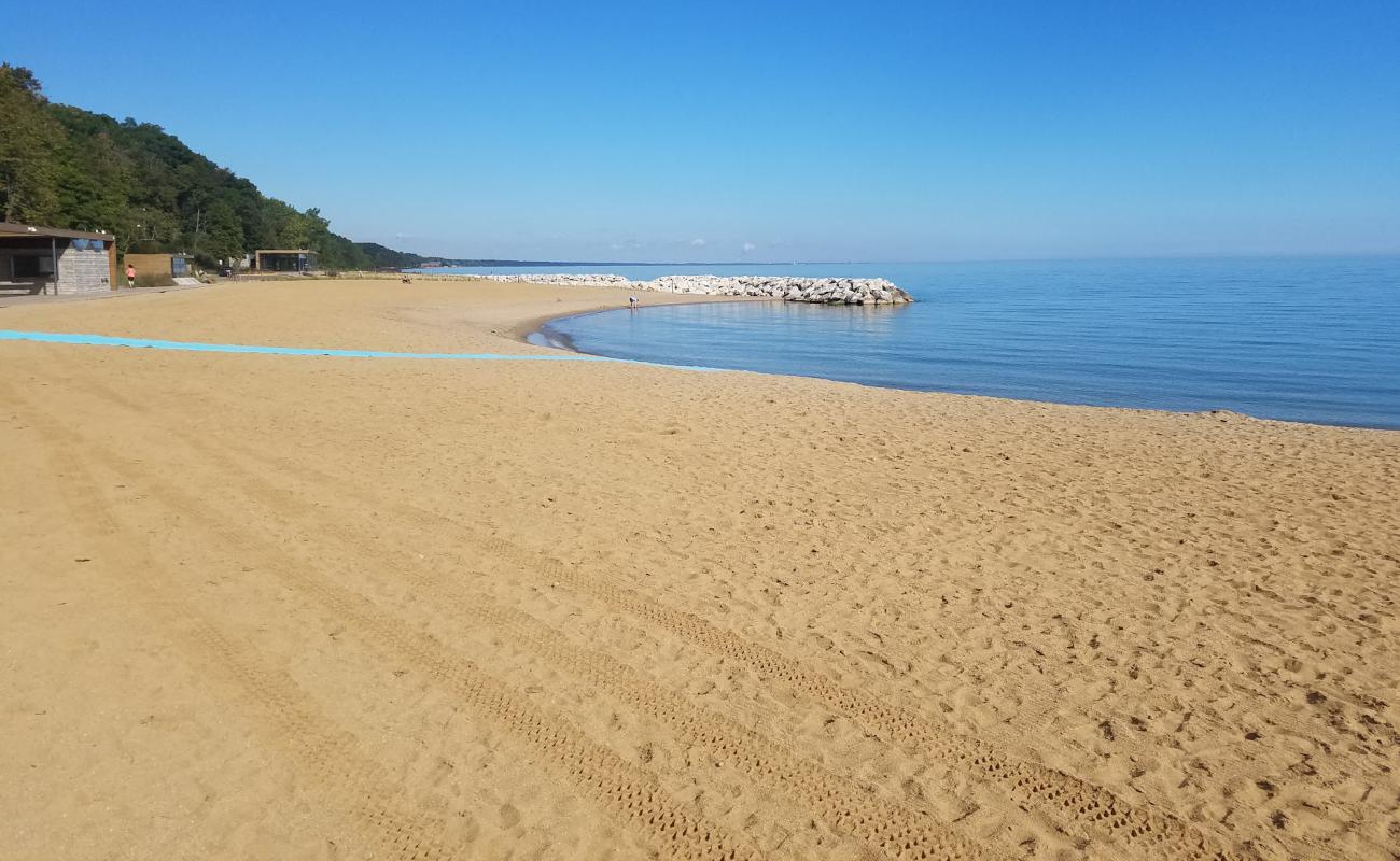 Фото Rosewood Beach с светлый песок поверхностью