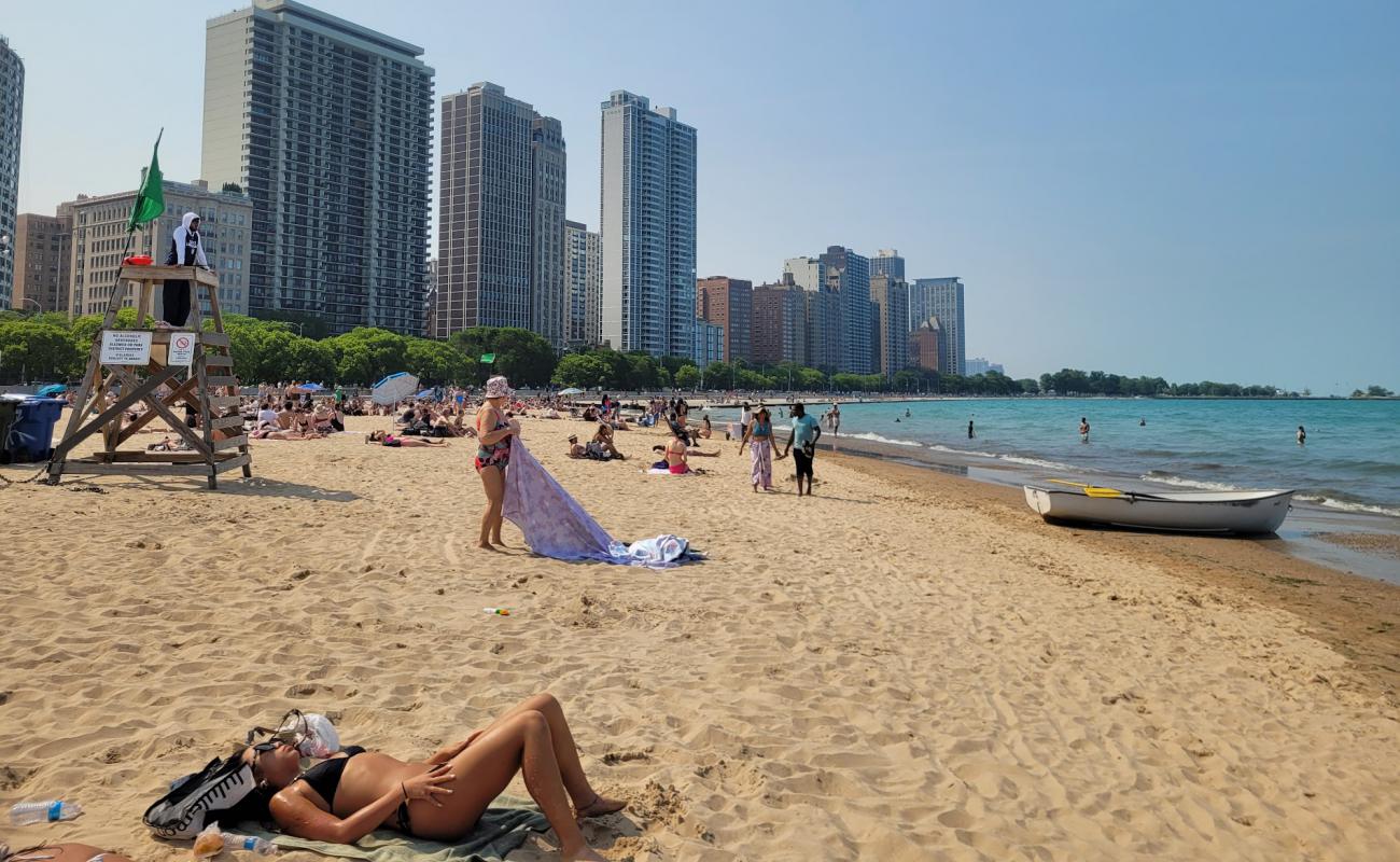 Фото Oak Street Beach с светлый песок поверхностью